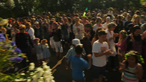 Personas-De-Todas-Las-Edades-Se-Reúnen,-Bailan-Y-Celebran-El-Festival-De-Mayo-De-Verano