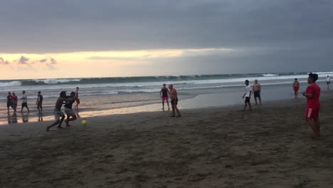 Niños-Jugando-Al-Fútbol-En-La-Playa-En-Bali,-Indonesia.