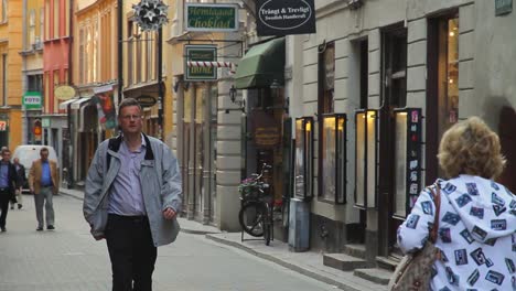 Gente-Caminando-Por-La-Pintoresca-Calle-Peatonal-Del-Casco-Antiguo-De-Estocolmo