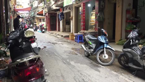 Hombre-En-Bicicleta-En-Un-Callejón-Solitario-En-Hanoi,-Vietnam
