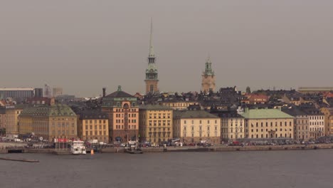 Stockholms-Geschäftige-Und-Malerische-Saltsjon-Wasserstraße-Voller-Fähren-Und-Schiffe