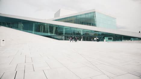 La-ópera-De-Oslo-Y-Su-Hermosa-Arquitectura-Moderna-Es-El-Teatro-De-ópera-Nacional-De-Noruega,-Sede-De-La-ópera-Y-El-Ballet-Nacionales-De-Noruega.