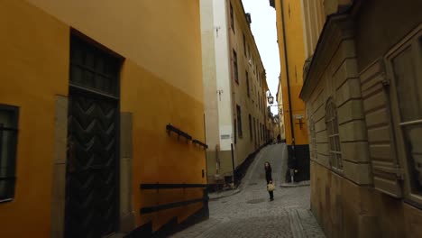 Spaziergang-Durch-Die-Malerische-Altstadt-Von-Stockholm-Mit-Einer-Steadicam