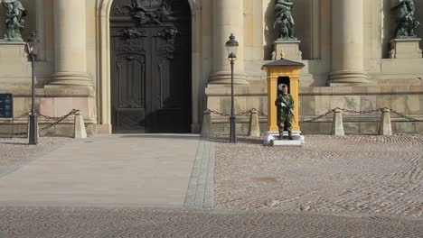 Palacio-Real-De-Estocolmo-Y-Cambio-De-Guardia-Con-Desfile.