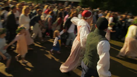 Menschen-Jeden-Alters-Kommen-Zusammen,-Tanzen-Und-Feiern-Das-Mittsommerfest-Des-Maibaums