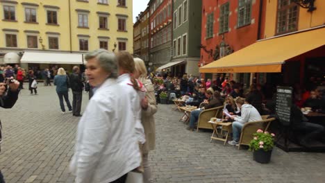 Spaziergang-Durch-Die-Malerische-Altstadt-Von-Stockholm-Mit-Einer-Steadicam