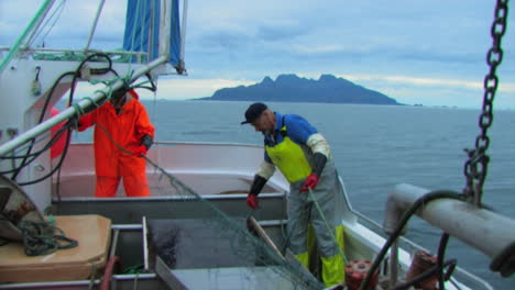 Nahaufnahme-Eines-In-Einem-Fischernetz-Gefangenen-Fisches,-Der-Gerade-Von-Einer-Winde-An-Bord-Des-Fischerboots-Aus-Dem-Meer-Gezogen-Wurde