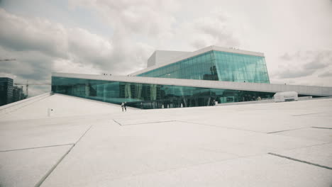 Das-Opernhaus-Von-Oslo-Und-Seine-Wunderschöne-Moderne-Architektur-Sind-Das-Nationaloperntheater-Norwegens-Und-Die-Heimat-Der-Norwegischen-Nationaloper-Und-Des-Norwegischen-Nationalballetts