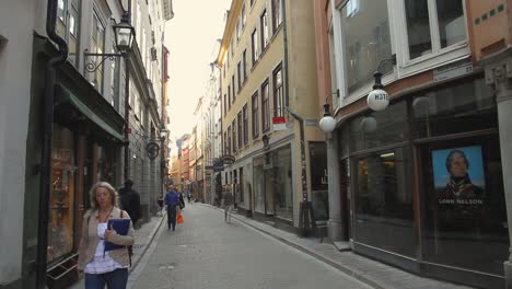 Gente-Caminando-Por-La-Pintoresca-Calle-Peatonal-Del-Casco-Antiguo-De-Estocolmo