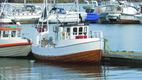 Una-Vista-De-Los-Barcos-Atracados-En-El-Puerto-Y-El-Movimiento-De-La-Marea.