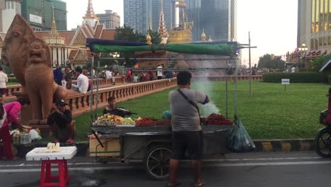 Food-cart-at-an-outdoor-festival-in-Phnom-Penh,-Cambodia