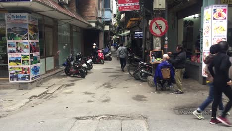 Perro-En-Un-Sendero-Junto-A-Una-Montaña-En-Hanoi,-Vietnam