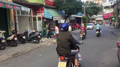 Fahrräder-Und-Autos-Fahren-An-Der-Ladenfront-In-Da-Nang,-Vietnam-Vorbei