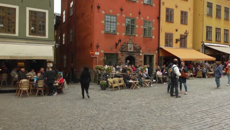 Spaziergang-Durch-Die-Malerische-Altstadt-Von-Stockholm-Mit-Einer-Steadicam