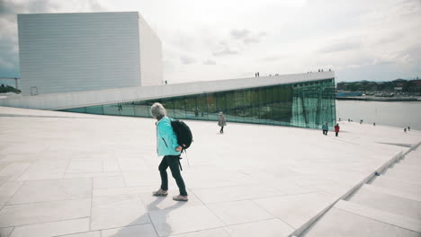 Oslo-Opera-House-and-it’s-beautiful-modern-architecture-is-the-national-opera-theatre-in-Norway,-home-of-the-Norwegian-national-opera-and-ballet