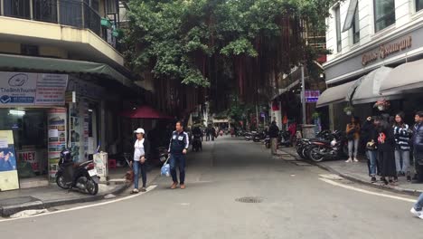 Esquina-De-Una-Calle-Muy-Transitada-En-Hanoi,-Vietnam.