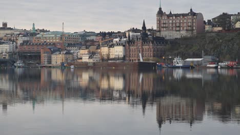 La-Concurrida-Y-Pintoresca-Vía-Fluvial-Saltsjon-De-Estocolmo,-Llena-De-Ferries-Y-Barcos.
