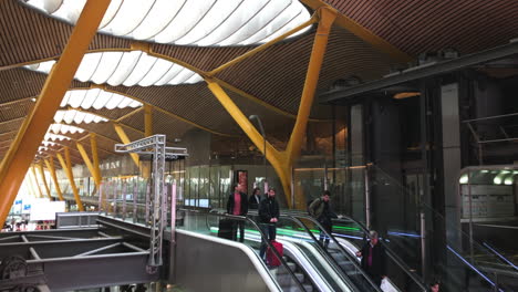 Blick-Auf-Eine-Halle-Im-Flughafen-Madrid-Mit-Rolltreppen-Und-Aufzügen
