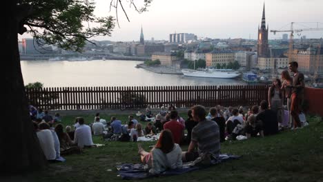 La-Gente-Se-Divierte-En-Un-Ambiente-Social-Cerca-De-Los-Hermosos-Canales-De-Estocolmo.