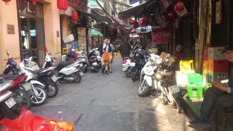 Enge-Gasse-Mit-Motorrollern-In-Hanoi,-Vietnam