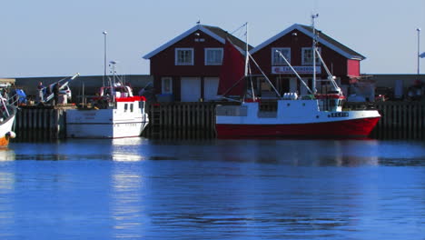 Video-Von-Booten,-Die-In-Küstennähe-Vor-Anker-Liegen,-Und-Einigen-Häusern-Im-Hintergrund