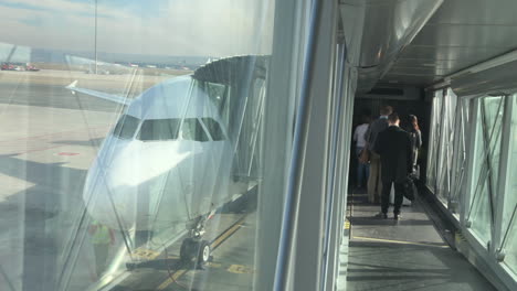 Toma-Panorámica-De-Izquierda-A-Derecha-Dentro-De-Un-Jetbdrige-Al-Abordar-Un-Avión.