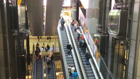 Toma-De-ángulo-Alto-De-Grandes-Escaleras-Mecánicas-Y-Ascensores-En-El-Aeropuerto-De-Madrid.