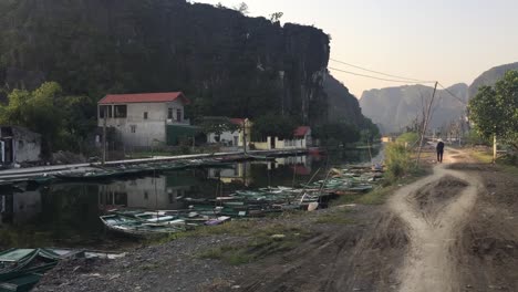 Ruhige-Unbefestigte-Straße-Und-Fluss-Mit-Fischerbooten-In-Hanoi,-Vietnam