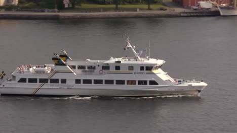 La-Concurrida-Y-Pintoresca-Vía-Fluvial-Saltsjon-De-Estocolmo,-Llena-De-Ferries-Y-Barcos.