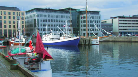 Video-Der-Docks-Der-Stadt-Mit-Einigen-Angedockten-Booten-Und-Gebäuden-An-Der-Küste