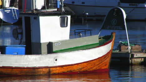 Escena-De-Un-Barco-Siendo-Llevado-A-Puerto-Por-Su-Capitán-Y-Acomodado-Entre-Otros-Barcos