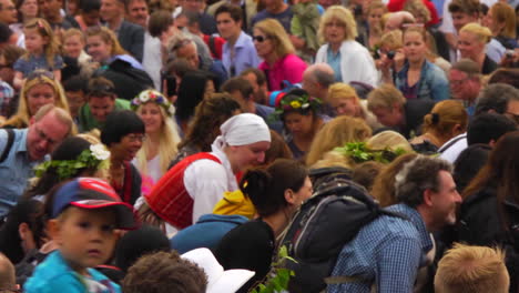 Die-Sehr-Beliebte-Schwedische-Tradition,-Mittsommer-Zu-Feiern,-Vereint-Menschen-Jeden-Alters-Und-Jeder-Ethnischen-Zugehörigkeit-An-Einem-Wunderschönen-Sommertag