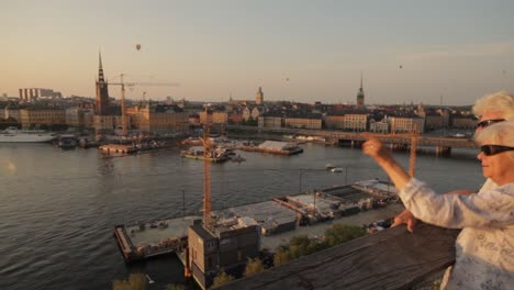 Menschen-Vergnügen-Sich-In-Einem-Geselligen-Umfeld-In-Der-Nähe-Von-Stockholms-Wunderschönen-Wasserstraßen