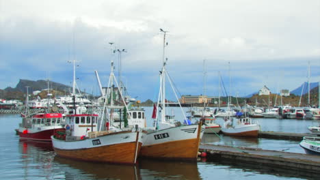 Video-Von-Kleinen-Booten,-Die-Im-Hafen-Vor-Anker-Liegen,-Und-Weiteren-Booten-Des-Gleichen-Typs-Im-Hintergrund