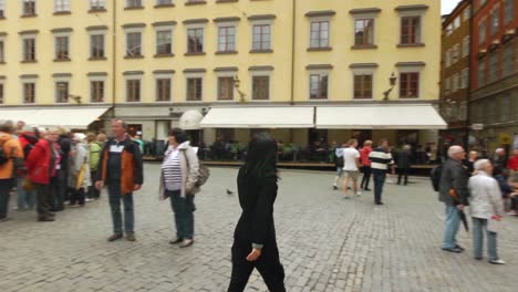 Spaziergang-Durch-Die-Malerische-Altstadt-Von-Stockholm-Mit-Einer-Steadicam