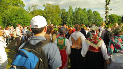 Personas-De-Todas-Las-Edades-Se-Reúnen,-Bailan-Y-Celebran-El-Festival-De-Mayo-De-Verano