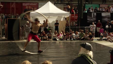 Espectáculo-De-Circo-Al-Aire-Libre-En-Sergels-Torg-De-Estocolmo
