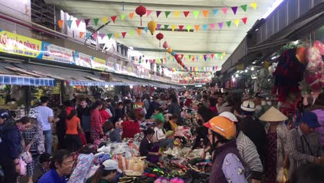 Concurrido-Mercado-En-Da-Nang,-Vietnam