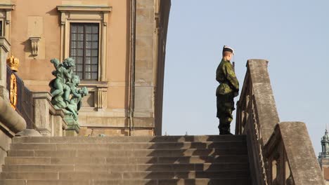 Stockholms-Königspalast-Und-Wachablösung-Mit-Parade