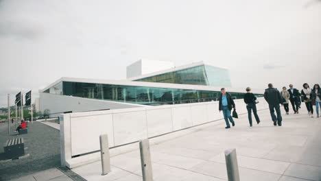 La-ópera-De-Oslo-Y-Su-Hermosa-Arquitectura-Moderna-Es-El-Teatro-De-ópera-Nacional-De-Noruega,-Sede-De-La-ópera-Y-El-Ballet-Nacionales-De-Noruega.