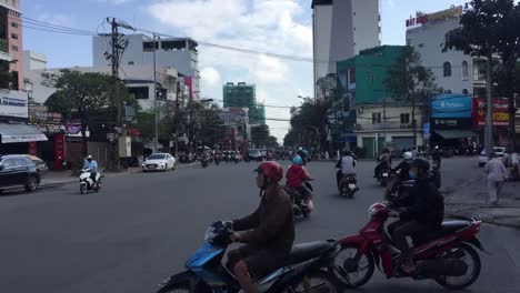 Intersección-Salvaje-En-Da-Nang-Vietnam-Con-Autos,-Bicicletas-Y-Personas