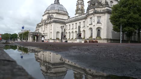 Un-Momento-Encantador-Frente-Al-Ayuntamiento-De-Cardiff.