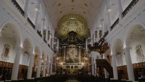 Interior-Vacío-Iluminado-Iglesia-De-San-Carlos-Borromeo,-Adoración-Amplia