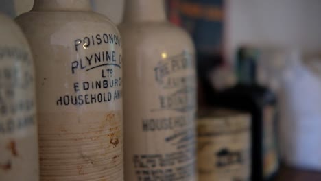 Alte-Vintage-Pharmazeutische-Keramik-Pillendose-Apotheke-Medikament-Apothekerflaschen-Aus-Nächster-Nähe