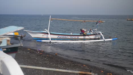Barco-De-Pesca-Sentado-En-El-Agua-Cerca-De-La-Playa-En-El-Norte-De-Bali.