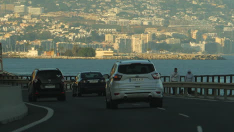 Conductor-De-Coche-Pov-En-El-Tráfico-Con-Fondo-De-Mar-Y-Ciudad-Distante-Slomo