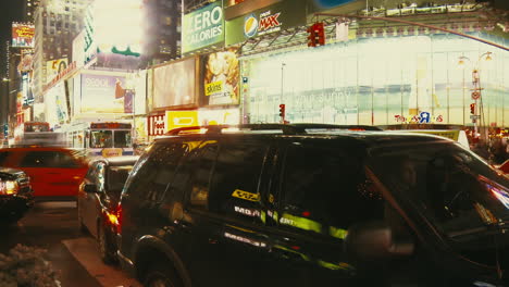 Traffic-and-Pedestrians-on-NYC-Times-Square,-Nighttime-Time-Lapse