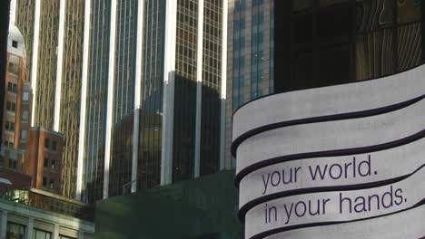 Hohe-Gebäude-In-New-York-City-Umgeben-Den-Times-Square-Mit-Seinen-Berühmten-Blinkenden-Werbetafeln-Und-Werbung