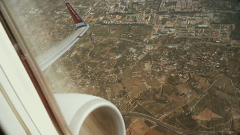 Blickwinkel-Im-Passagierfenster-Des-Flugzeugs-Beim-Kippen-Des-Flugzeugs