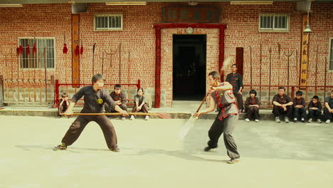 Duelo-De-Kung-Fu-Oriental-En-La-Antigua-Escuela-De-Lucha-De-Artes-Marciales.